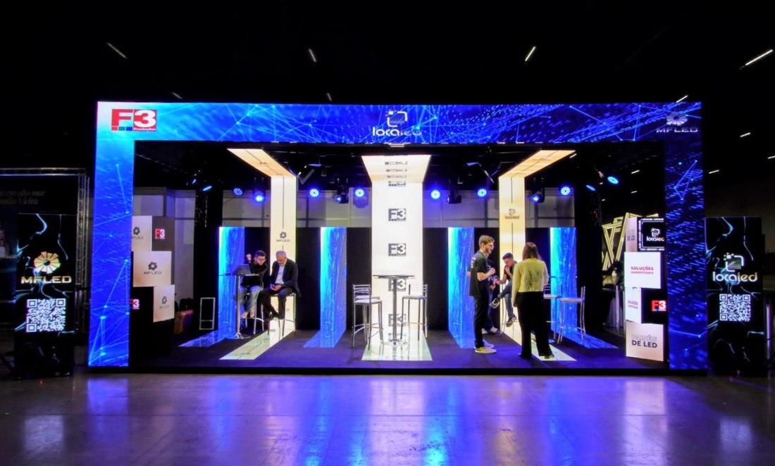 Estande de tecnologia com painéis de LED azul