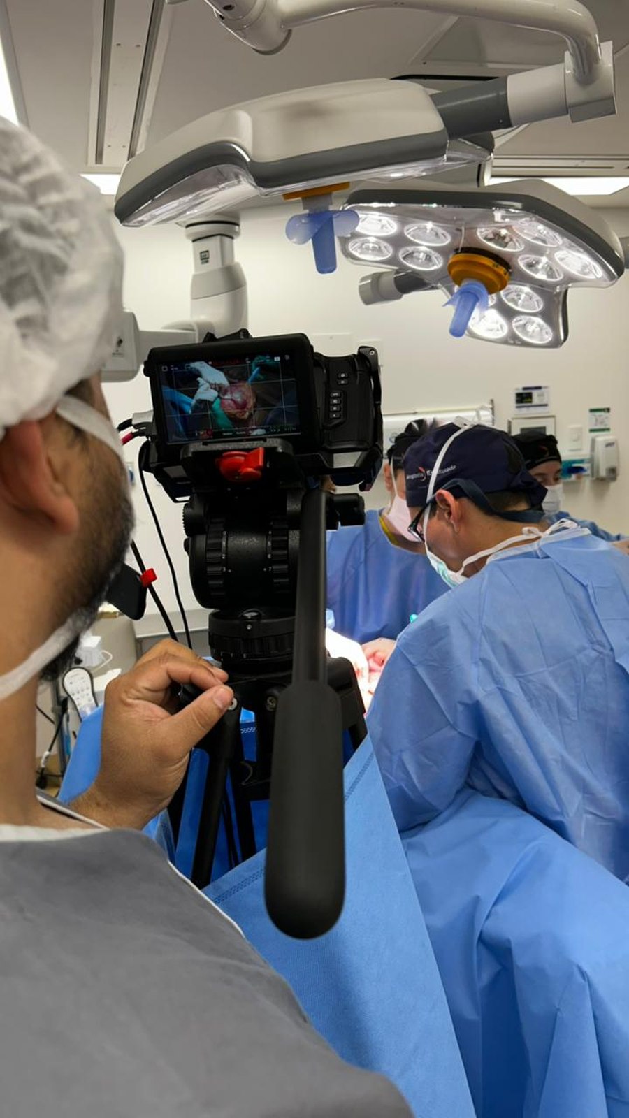 Câmera captando cirurgia ao vivo para transmissão médica