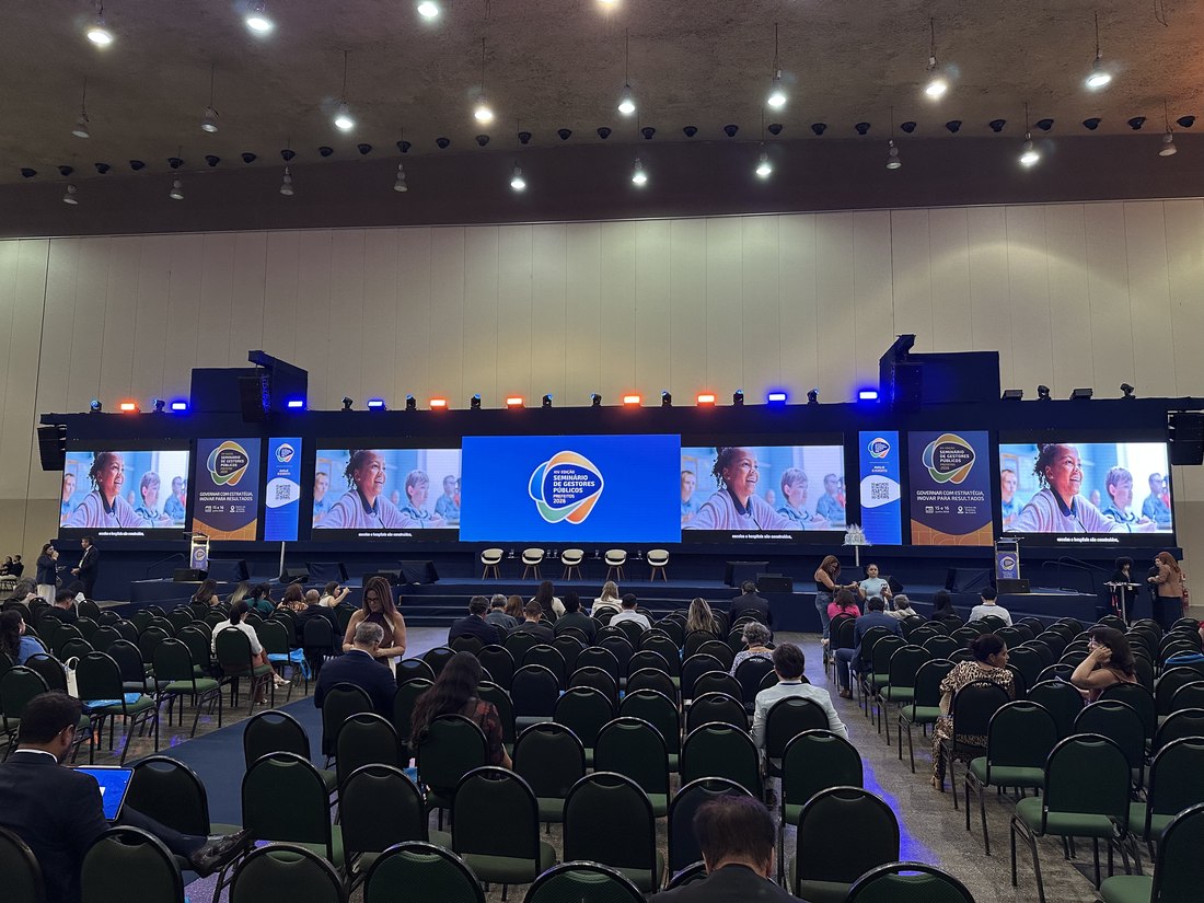 Painel de LED corporativo com plateia em seminário