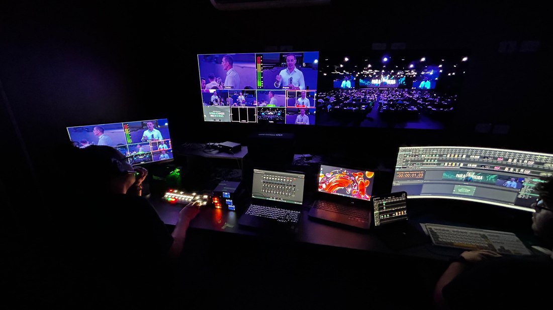 Equipe F3 Produções operando a régie de transmissão durante evento de grande porte