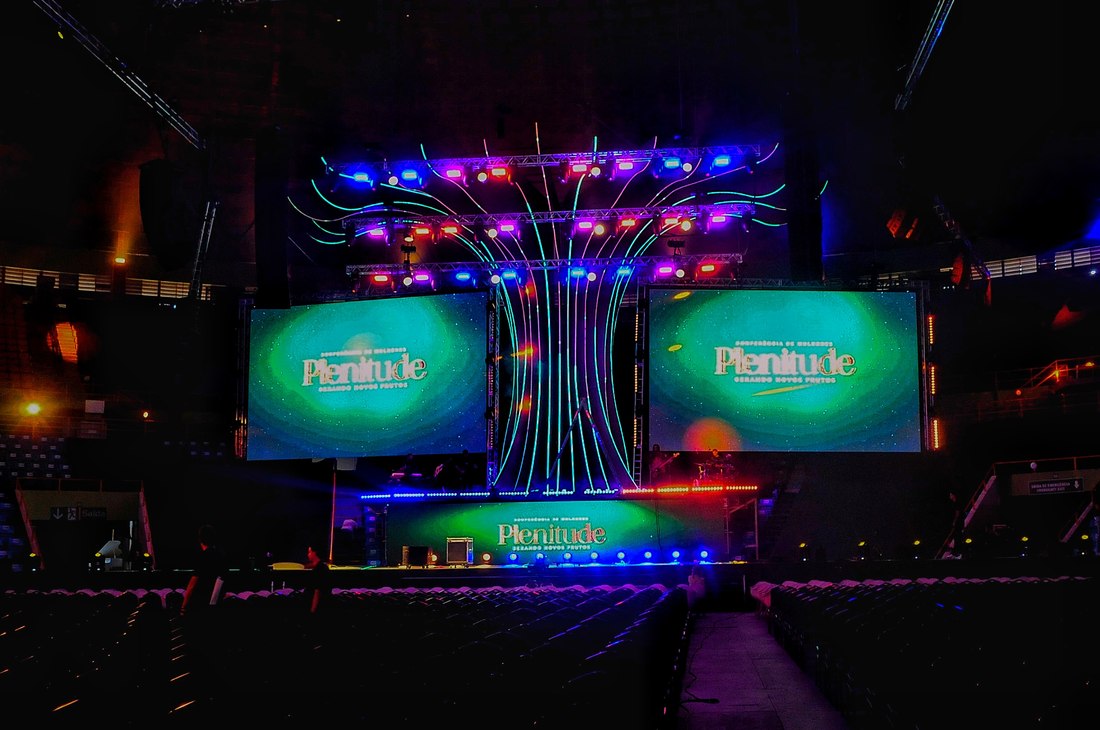 Estrutura de LED em formato de árvore em show de grande porte